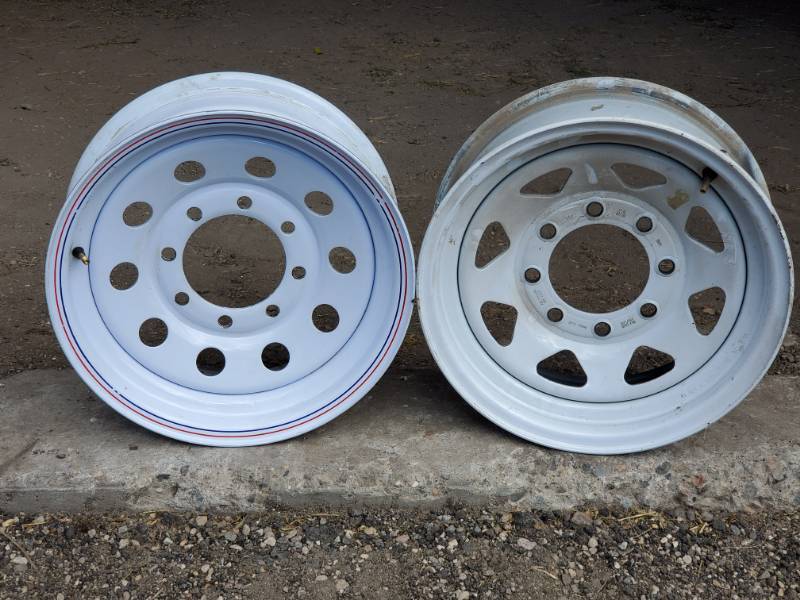 lot 104 image: Set of tire rims