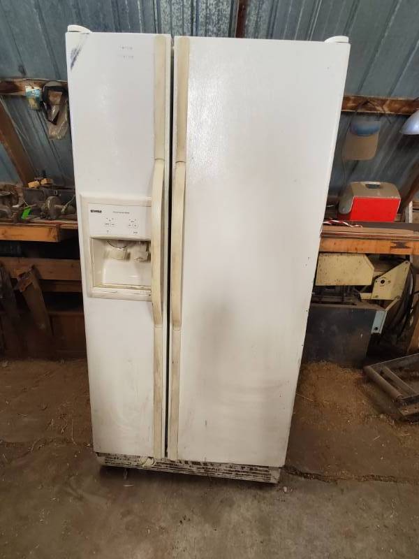 lot 105 image: Kenmore Refrigerator w Ice & Water