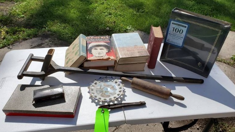 lot 113 image: Mix lot of vintage items