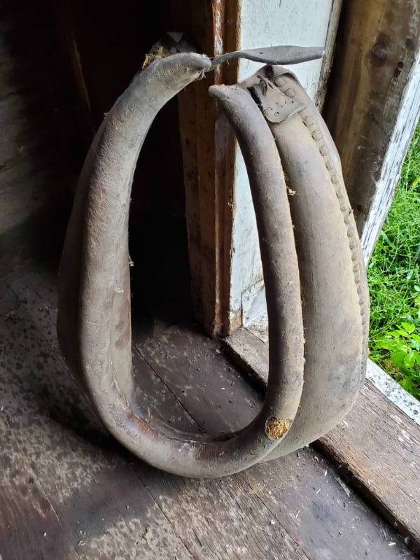 lot 140 image: Vintage Leather Horse Collar