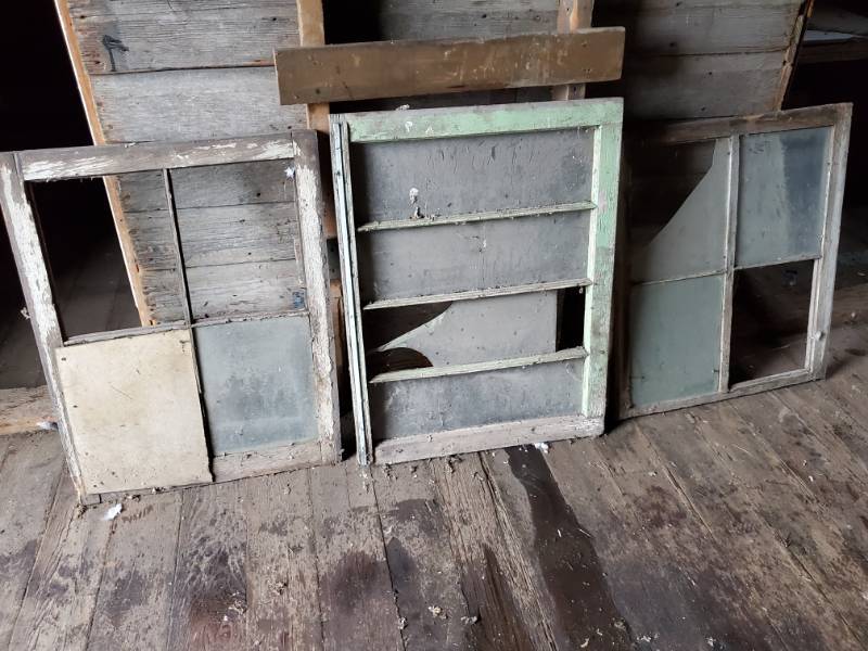 lot 142 image: Set of 3 vintage windows