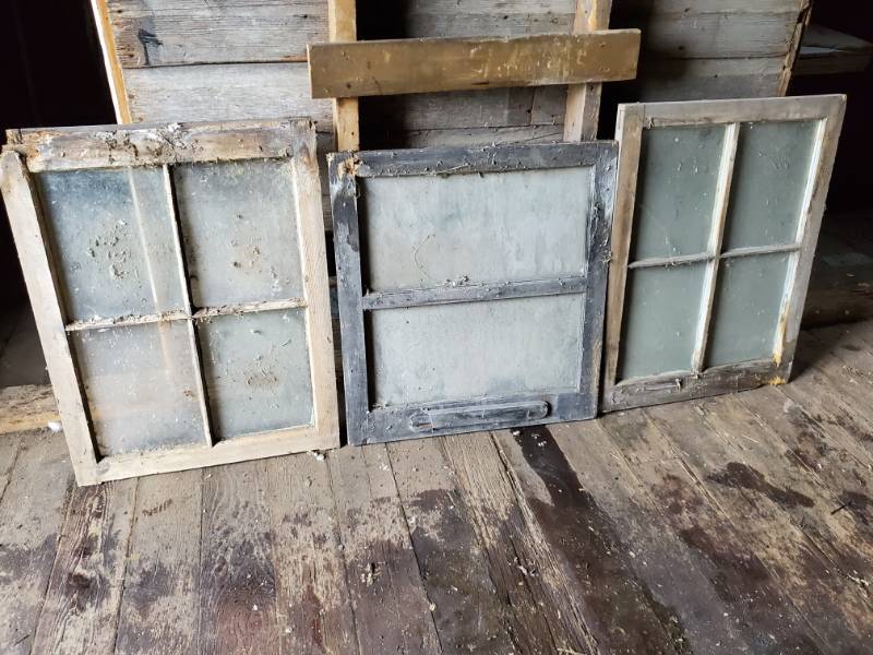 lot 144 image: Lot of 3 vintage windows