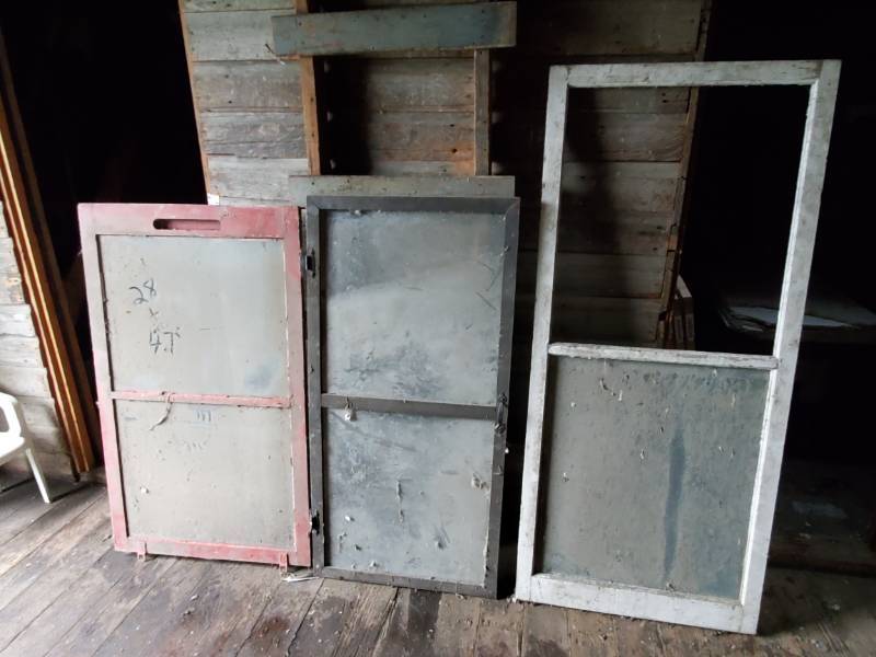 lot 148 image: 3 vintage windows