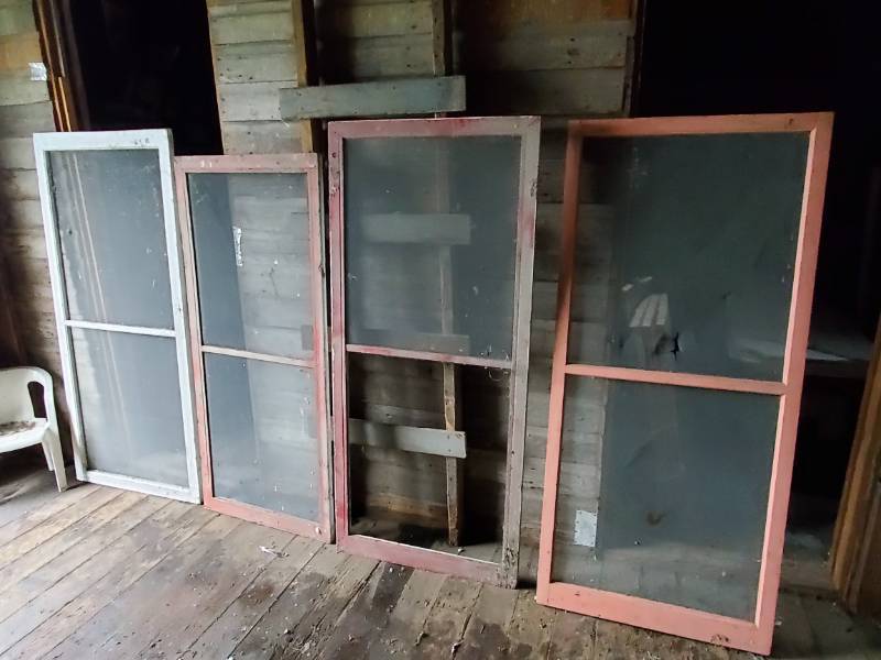lot 149 image: Vintage Screen windows
