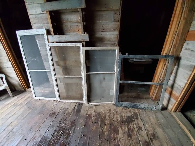 lot 150 image: Random lot of 4 screens and 1 window frame