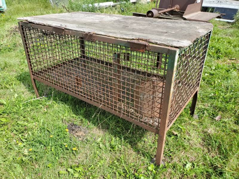 lot 164 image: Large rabbit or animal cage
