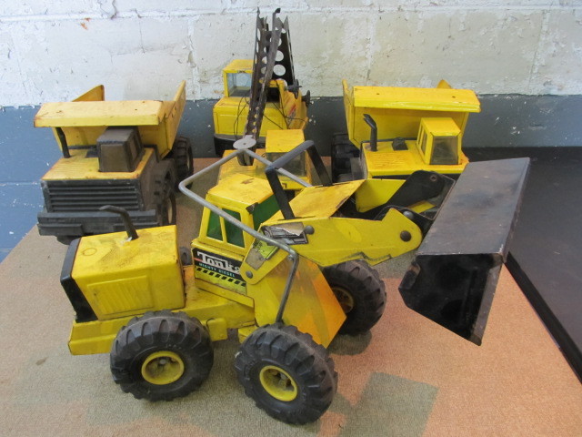 lot 25 image: 4 Large Vintage Metal TONKA Construction Vehicles