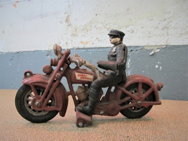 lot 26 image: Cast Iron Toy HARLEY DAVIDSON Motorcycle