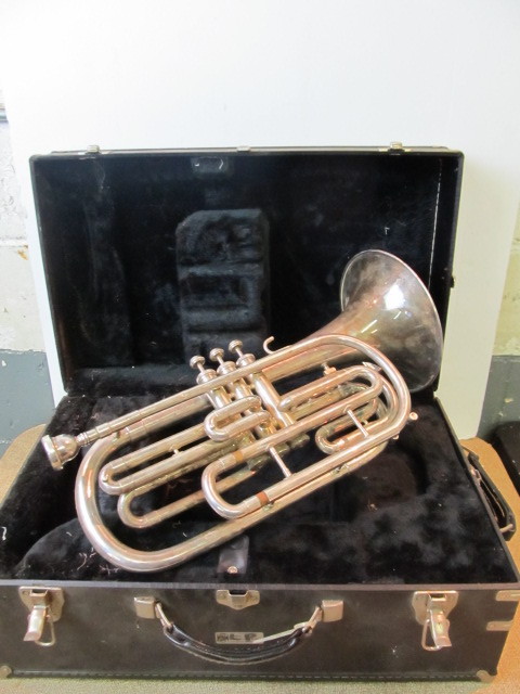 lot 44 image: Nice Vintage DYNASTY Silverplated French Horn wCase