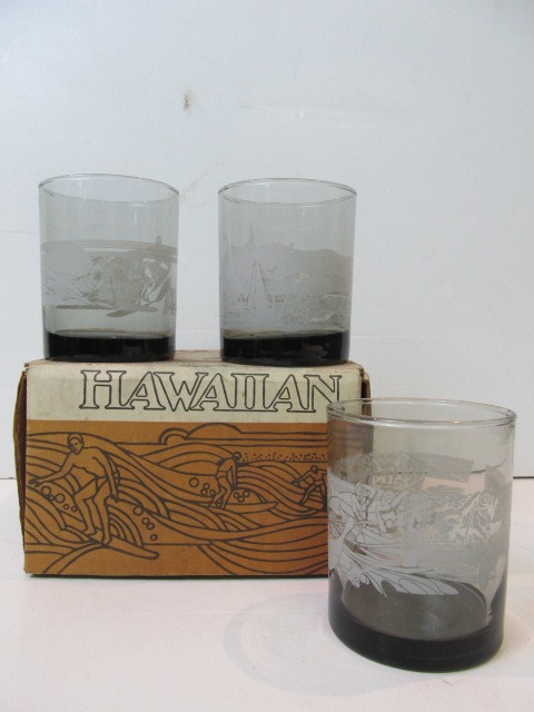 lot 83 image: Set of 4 Mint In Box Vintage 1970s Hawaiian McDonalds Glasses