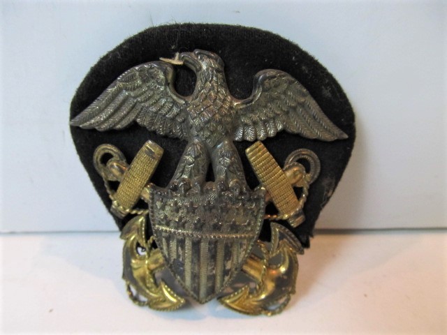 lot 95 image: Old Vintage US Military Officers Hat Badge