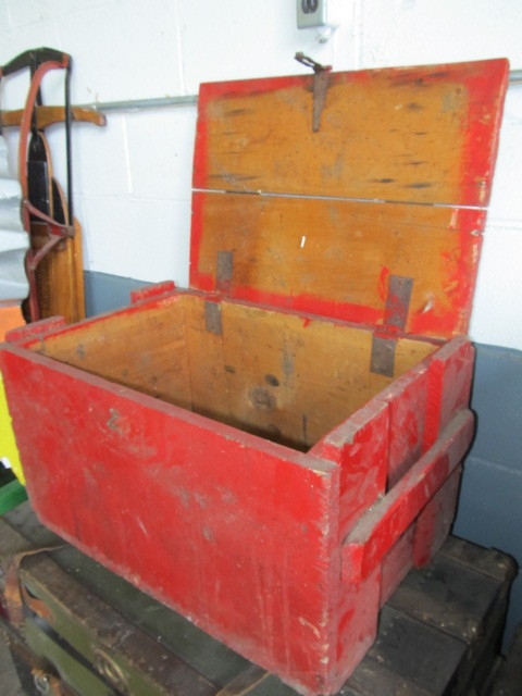 lot 112 image: Old Vintage Wooden Red Painted Crate wHinged Lid