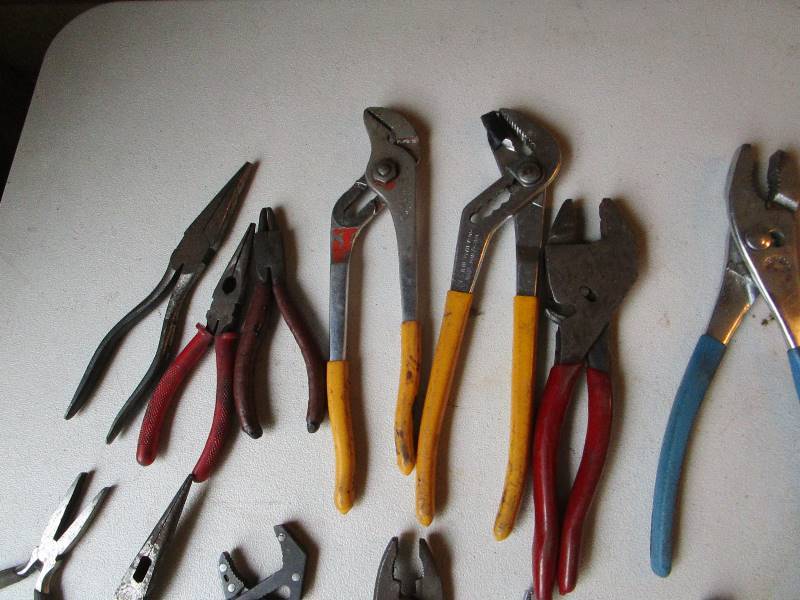 lot 16 image: Lot of Pliers