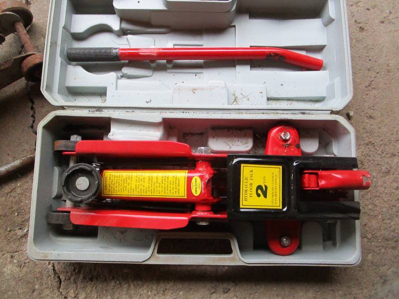 lot 36 image: Floor Jacks