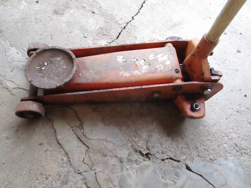 lot 37 image: Floor Jack