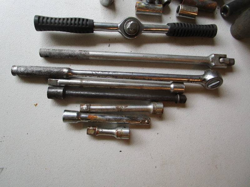 lot 12 image: 12 Drive Ratchets, Sockets, Extensions