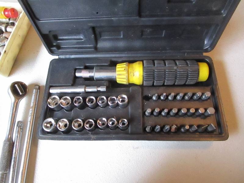 lot 13 image: 14 Drive Ratchets, Sockets, Extensions