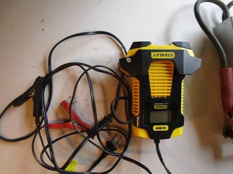 lot 29 image: Battery Charger, Battery Tester