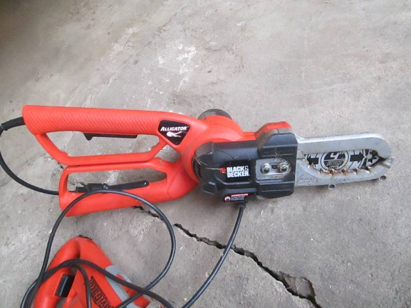 lot 40 image: Black & Decker Electric Tree Saws