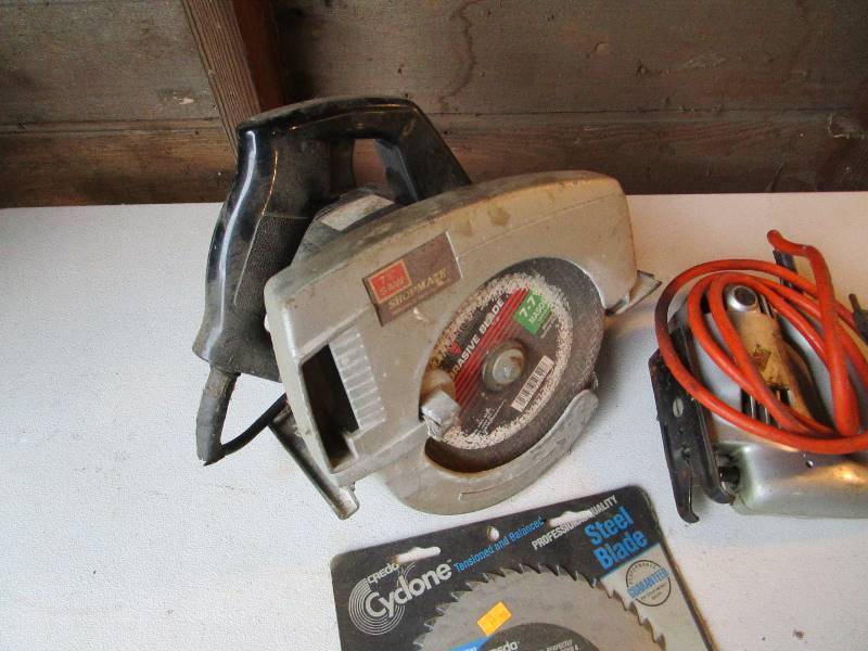 lot 47 image: Saws
