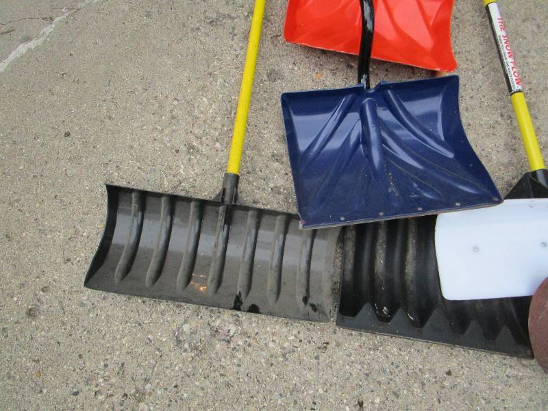 lot 90 image: Snow Shovels
