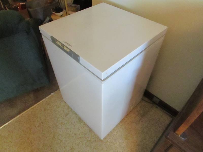 lot 102 image: Small Chest Freezer
