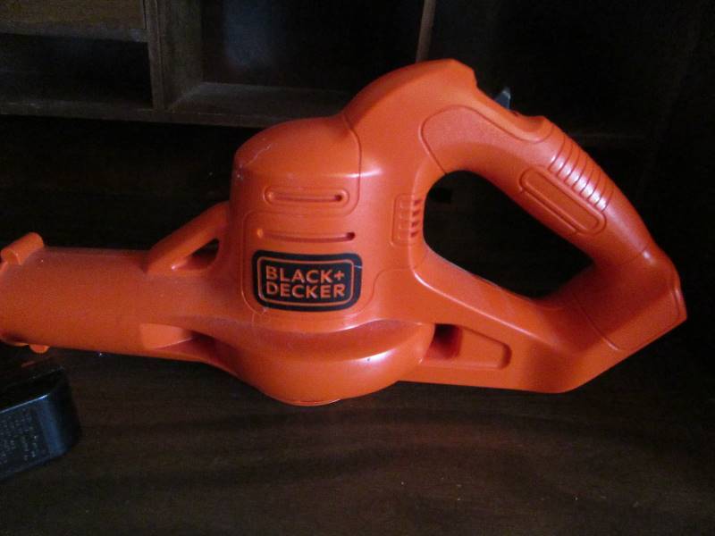 lot 104 image: Black & Decker Cordless Leaf Blower