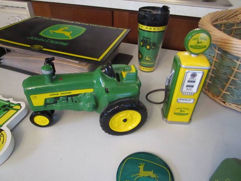lot 117 image: Lot of John Deer Items
