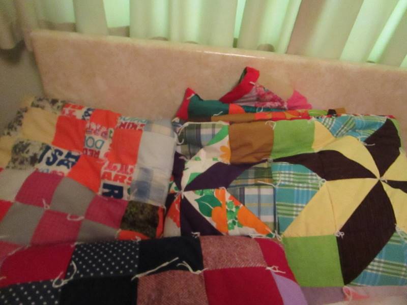 lot 120 image: Quilts & Blankets