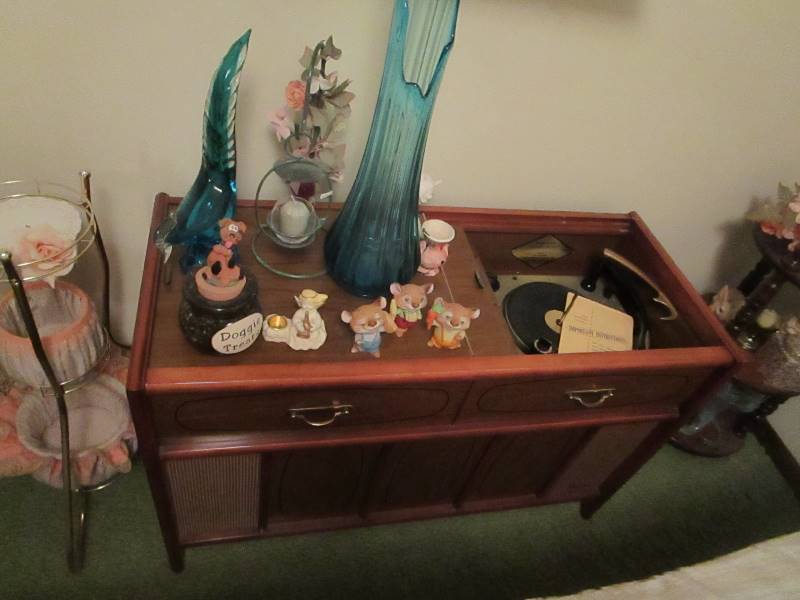 lot 123 image: Home Decor & Record Player