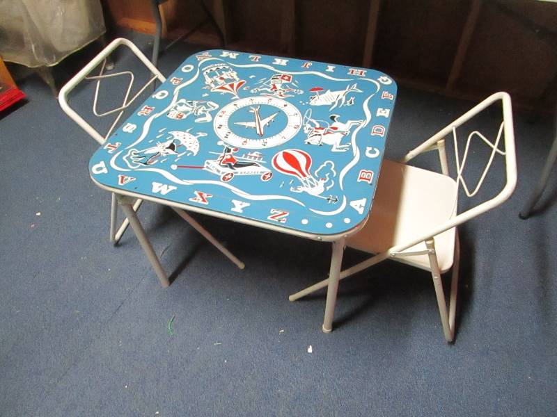 lot 162 image: Vintage Kids Folding Table & Vintage Childrens Books