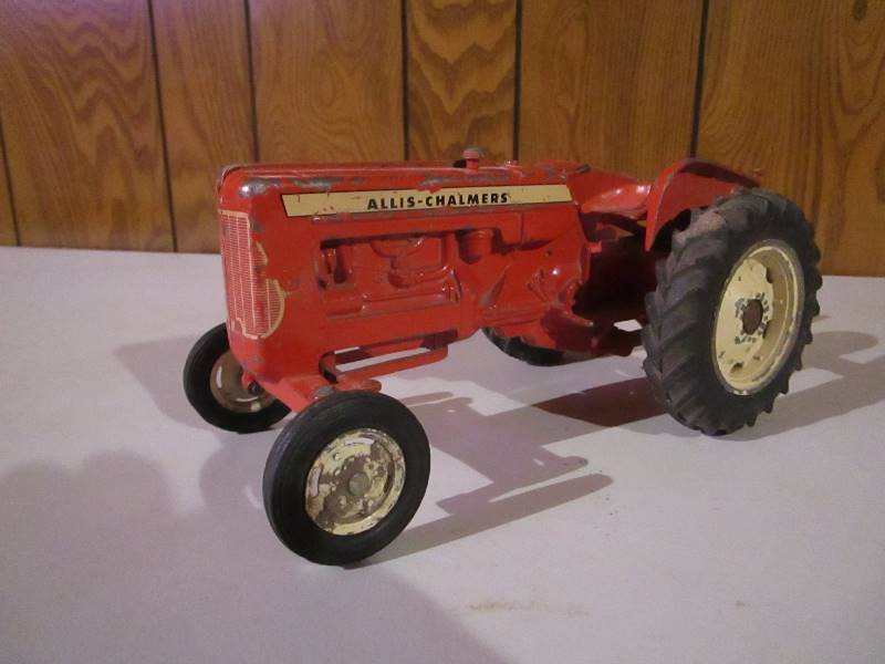 lot 160 image: Vintage Allis-Chalmers Toy Tractor