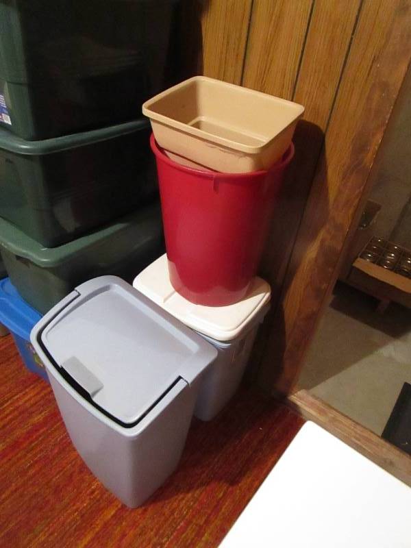 lot 185 image: Lot of Totes & Garbage Cans