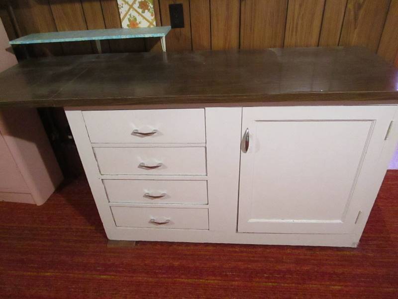 lot 186 image: Cabinets