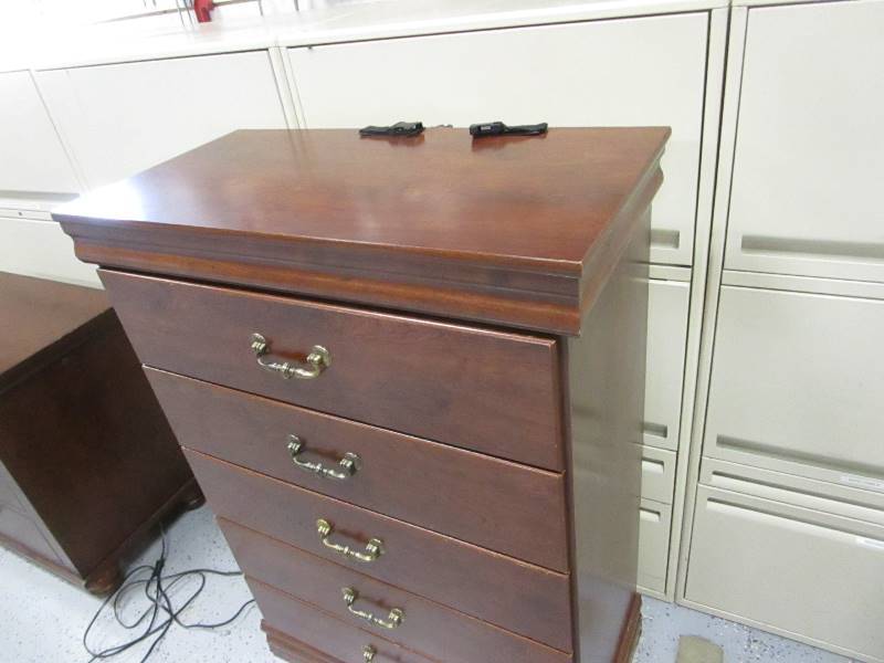 lot 24 image: Dresser