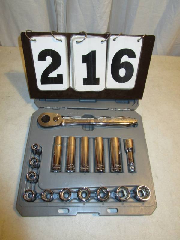 lot 216 image: Craftsman 17 pc Socket Wrench Set - Metric