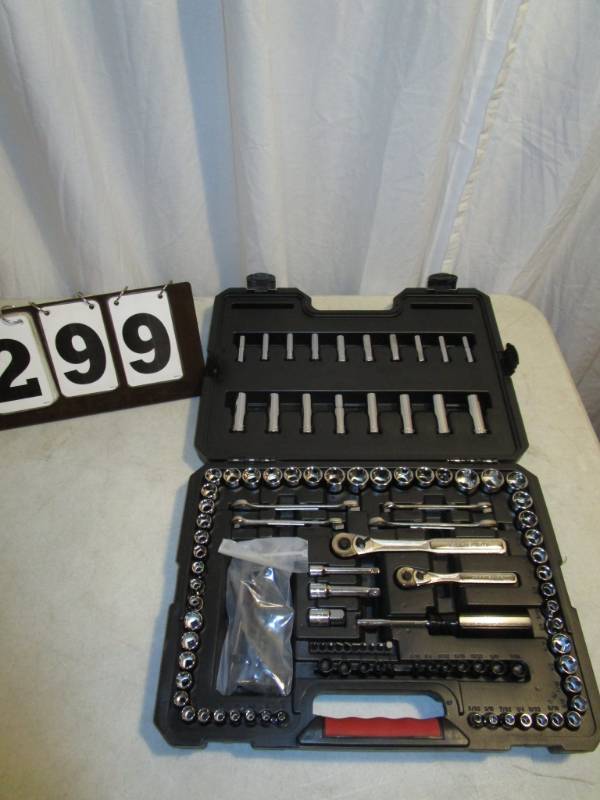 lot 299 image: Craftsman 118 pc Mechanics Tool Set - SAE & Metric