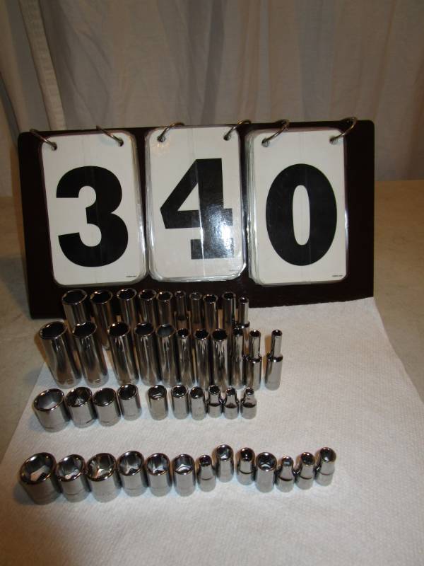 lot 340 image: Craftsman 44 pc 14 Drive Standard & Deep Socket Set