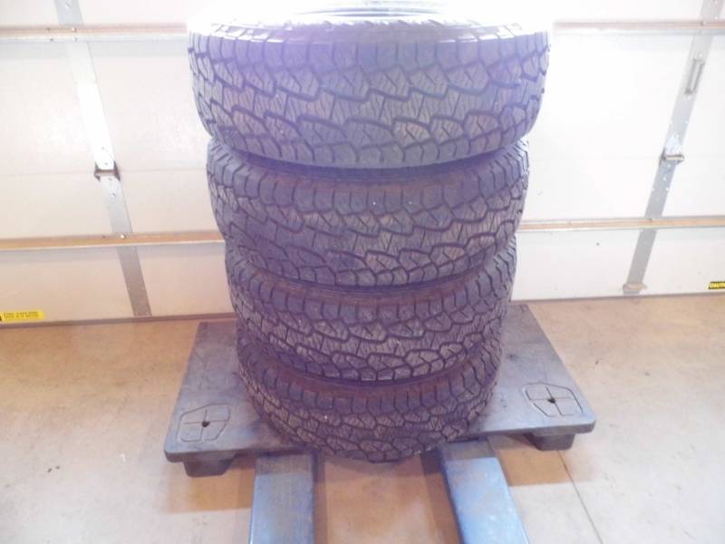 lot 14 image: Lot of 4 Tires w Rims