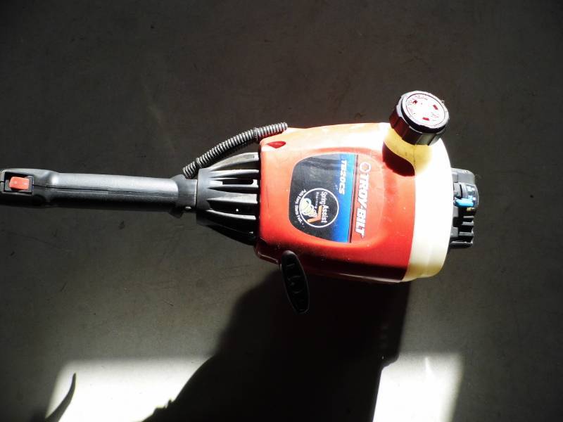 lot 16 image: Troy-Bilt Trimmer