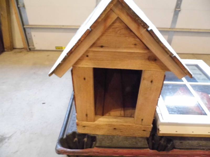 lot 50 image: Dog House