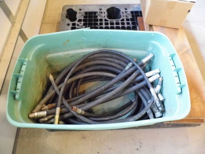 lot 75 image: Tote of Hoses