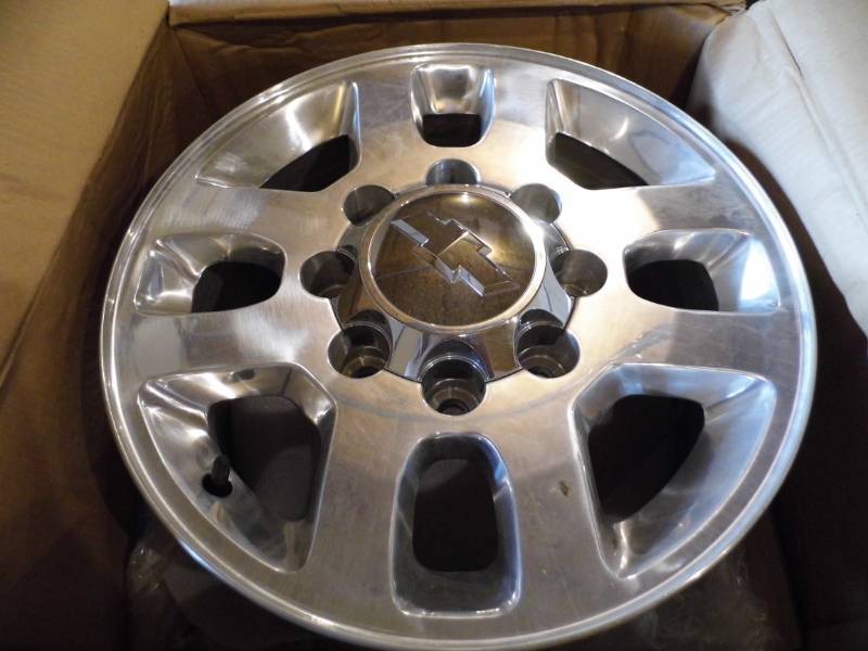 lot 24 image: Chevy Rim