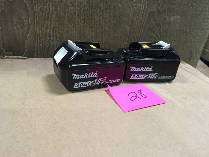 lot 28 image: Makita 18-Volt LXT Lithium-Ion High Capacity Battery Pack 3.0Ah with Fuel Gauge (2-Pack)   in very good condition