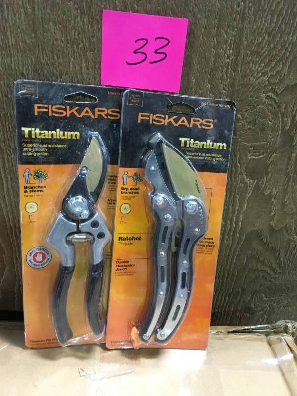 lot 33 image: Fiskars 1 in cut capacity, titanium coated, precision-ground hardened steel blade, ratcheting anvil pruner & Fiskars 1 in. Titanium Coated Steel Blade Bypass Hand Prunerin good condition