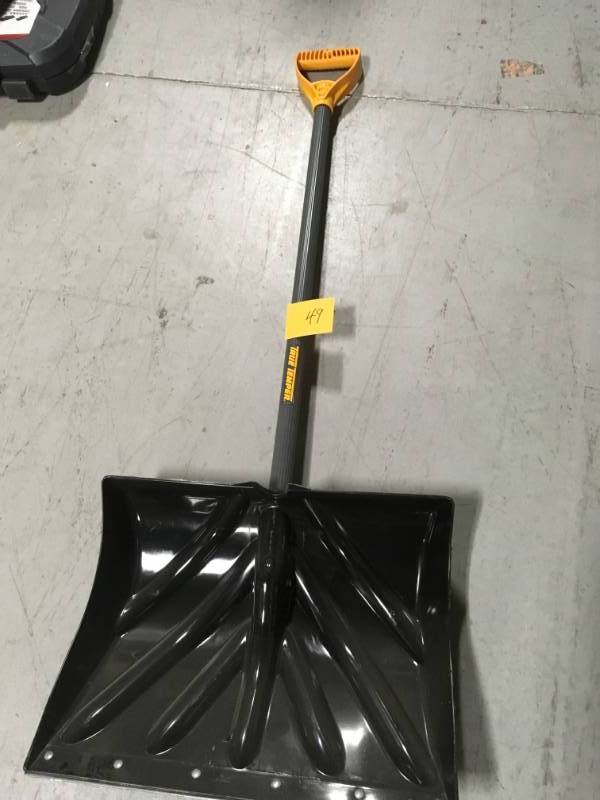 lot 49 image: Ames 1627800 18 Inch Poly Snow Shovel D Handle in very good condition