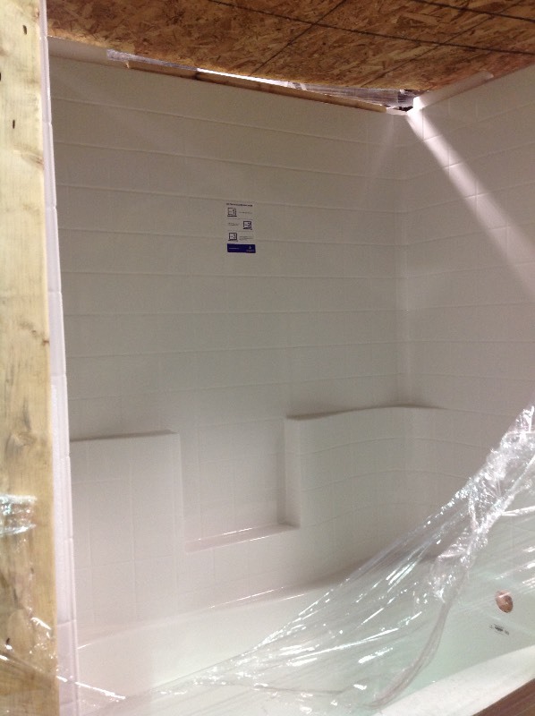 lot 106 image: Aquatic Everyday Smooth Tile 60 in. x 36 in. x 76 in. 1-Piece Bath and Shower Kit with Right Drain in White not used