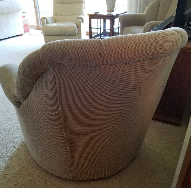 lot 41 image: Comfy Cream Swivel Chair