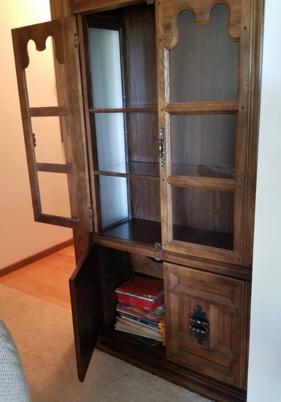 lot 8 image: Lovely Oak Hutch Display