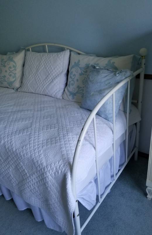 lot 33 image: Childs Bed